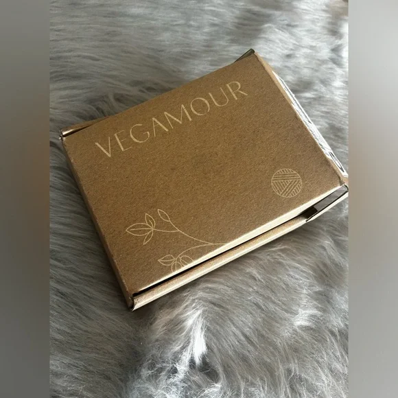 NEW - VEGAMOUR Gro Hair Serum. - Picture 6 of 6